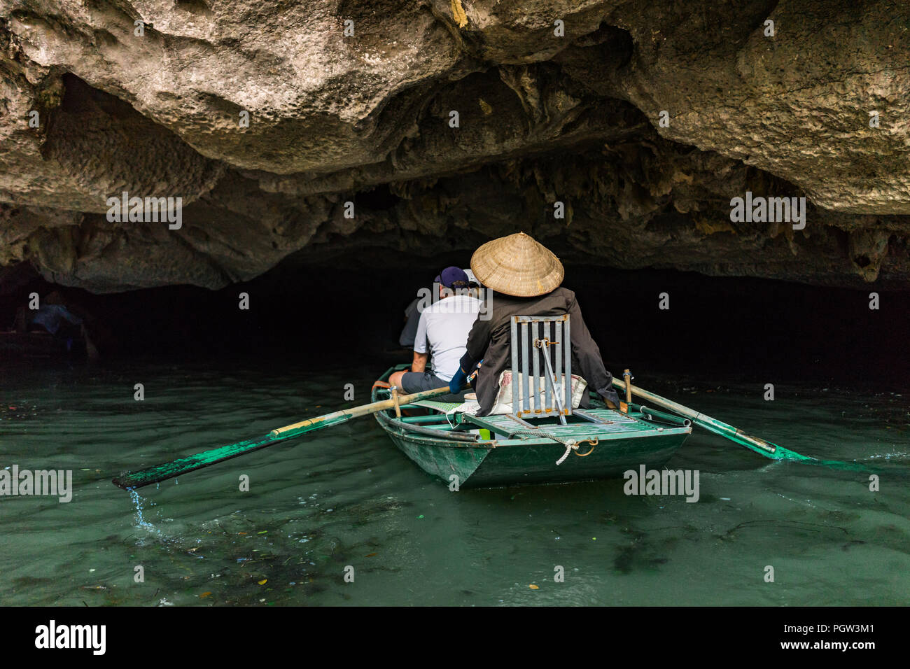 Bootsfahrt von Vung Straßenbahn Pier. Traditionelle Paddle - Bootsfahrt können die Touristen wirklich die Schönheit der Natur entlang der Ngo Dong Fluss zu schätzen wissen. Stockfoto