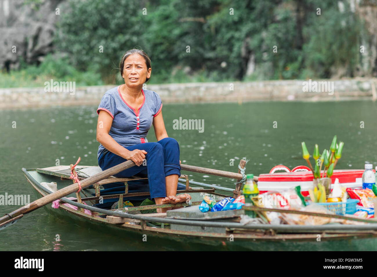 Oktober 17, 2016 - Van Lam Dorf, Vietnam. Lokale Frau in einem Reis hat Rudern ein Boot mit Waren zum Verkauf vom Vung Straßenbahn Pier. Stockfoto