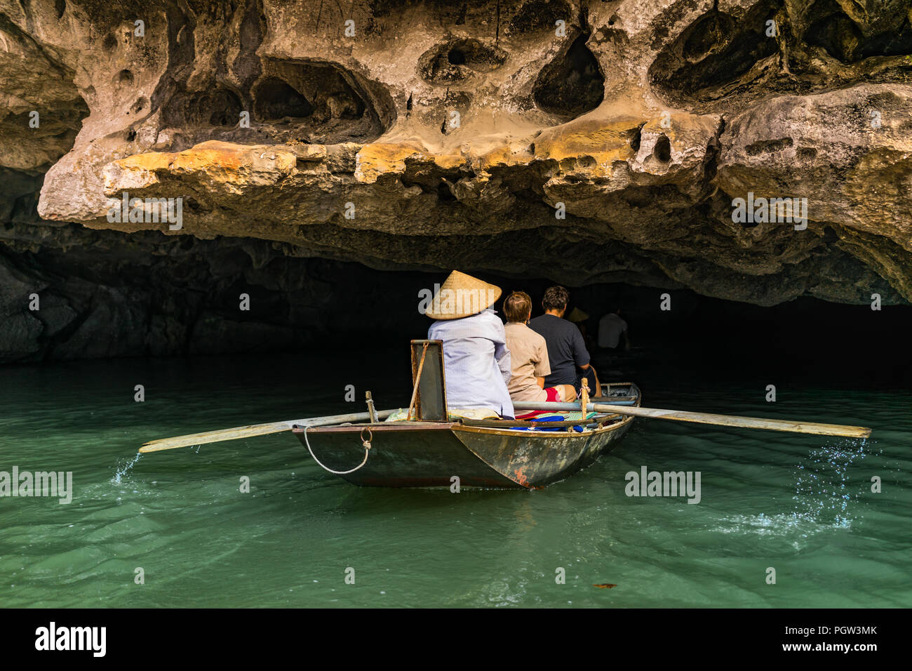 Bootsfahrt von Vung Straßenbahn Pier. Traditionelle Paddle - Bootsfahrt können die Touristen wirklich die Schönheit der Natur entlang der Ngo Dong Fluss zu schätzen wissen. Stockfoto