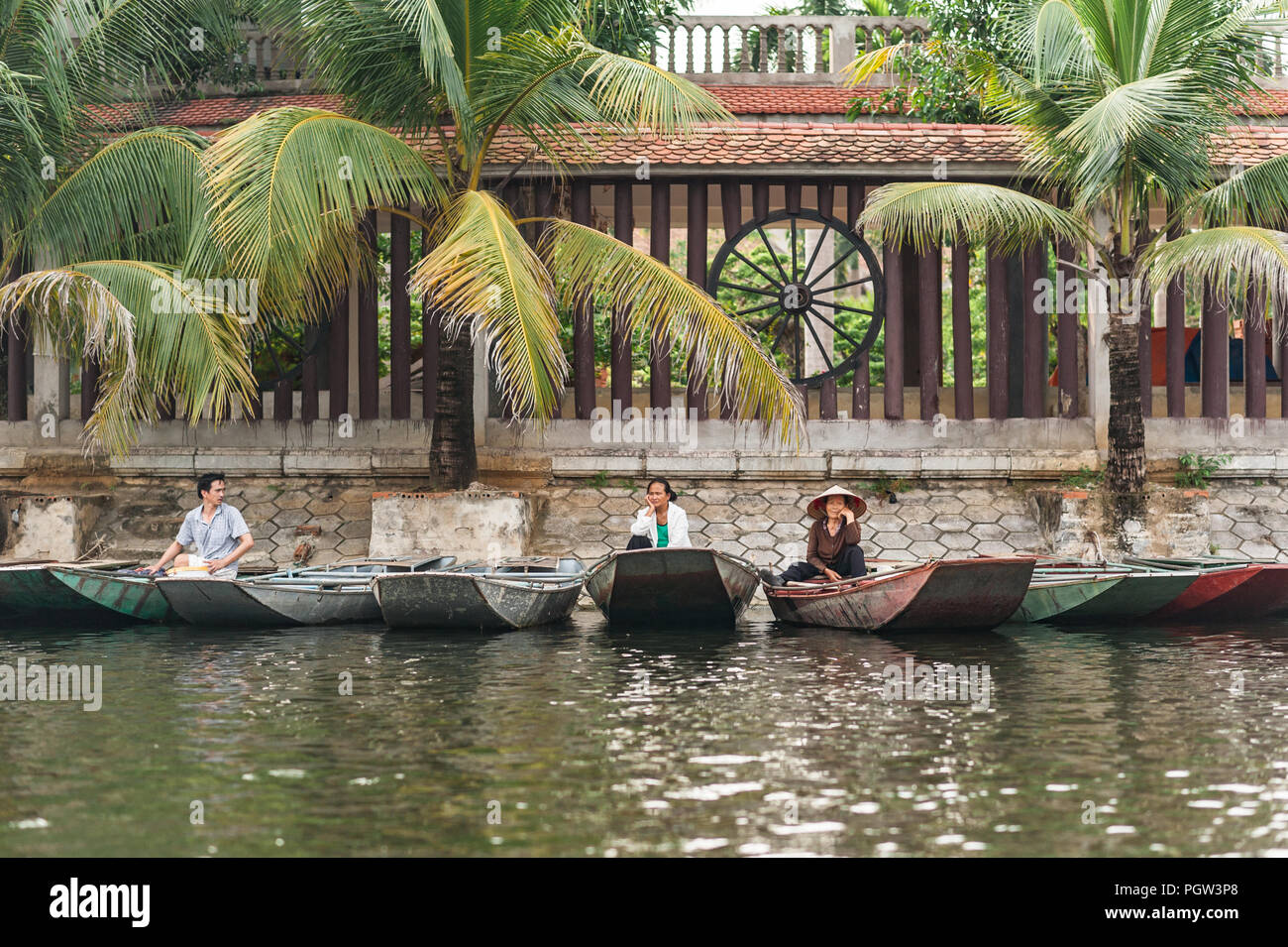Bootsfahrt von Vung Straßenbahn Pier. Traditionelle Paddle - Bootsfahrt können die Touristen wirklich die Ruhe und die Schönheit der Natur entlang der Ngo Dong Ri schätzen Stockfoto