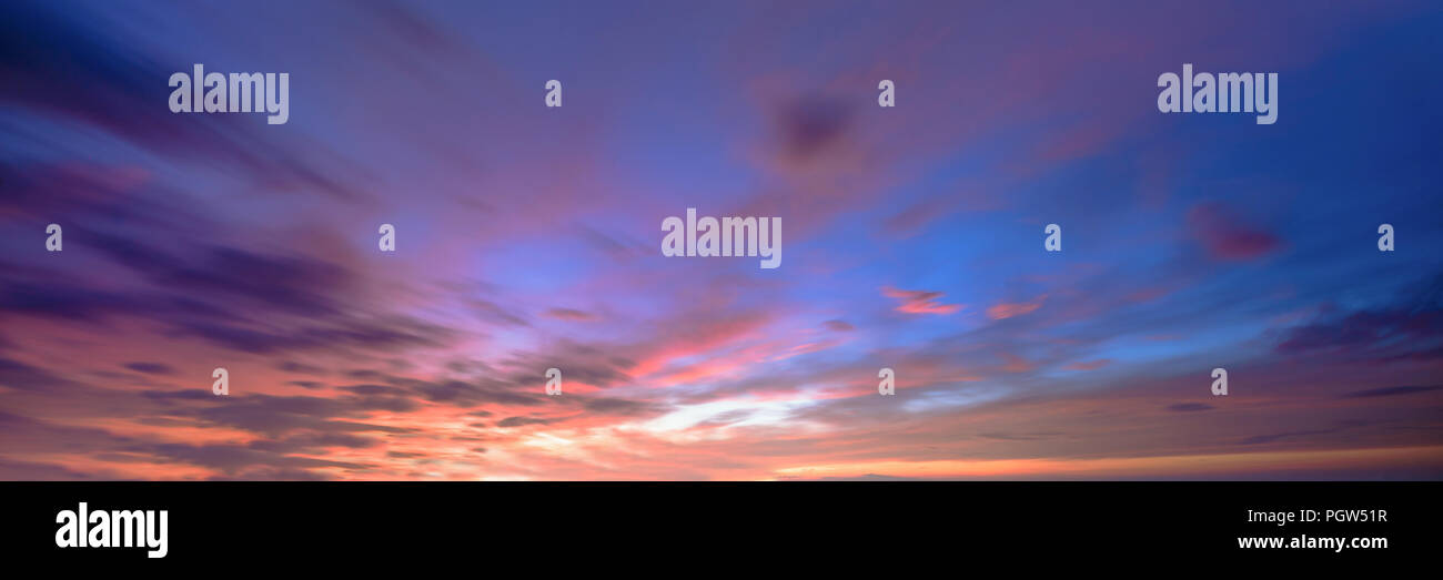 Hintergrund Mit der Magie der Himmel und Wolken in der Dämmerung, Sonnenaufgang Stockfoto