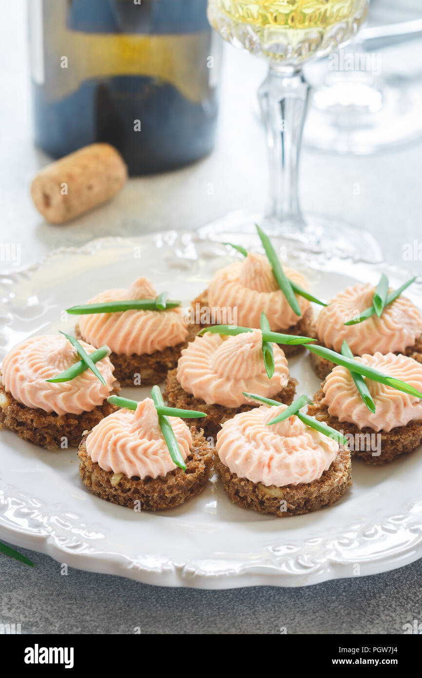 Köstliches Mousse von geräuchertem Lachs, Quark und Schnittlauch auf ...