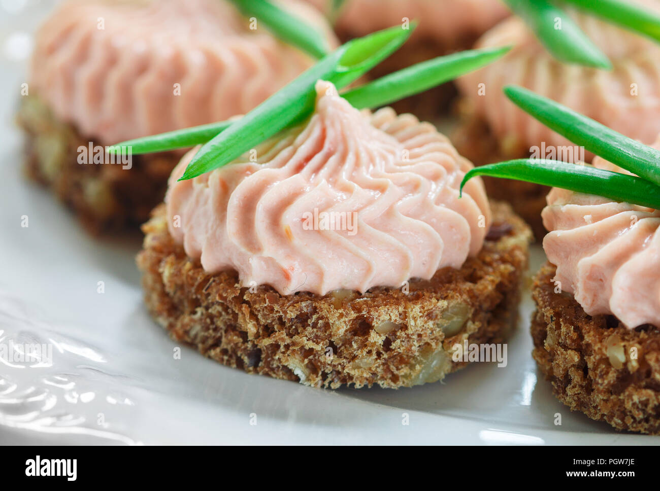 Köstliches Mousse von geräuchertem Lachs, Quark und Schnittlauch auf ...