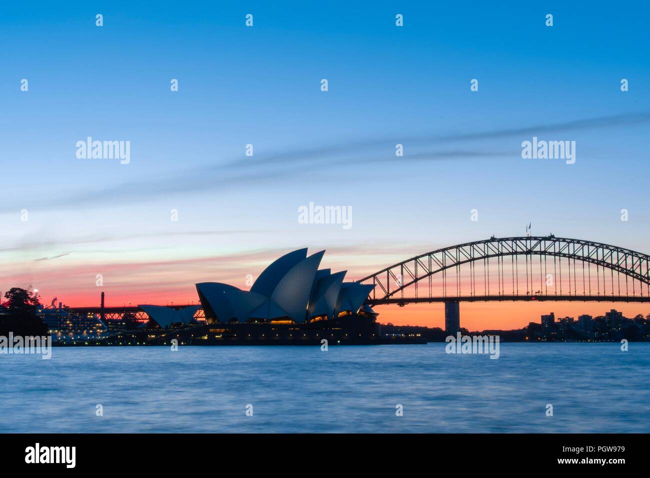 Sonnenuntergang Blick auf Sydneys Hafen, die Harbour Bridge und das Opernhaus. Sydney, NSW, Australien Stockfoto