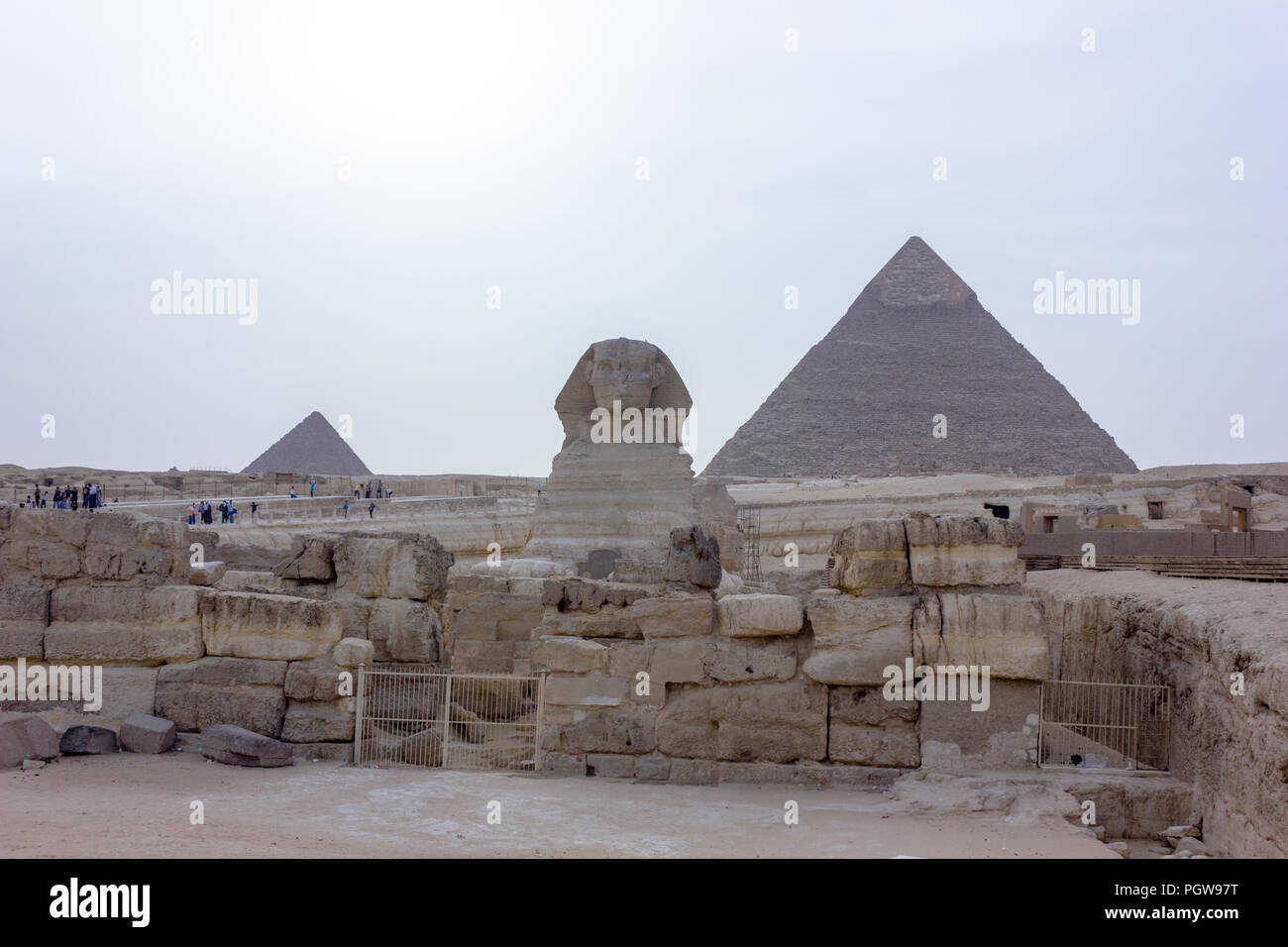 Die große Sphinx von Gizeh mit der Pyramide des Chephren, Pyramidenanlage Giza, Ägypten Stockfoto