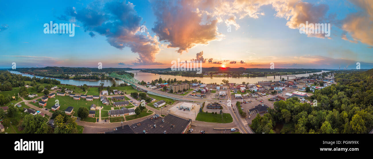 Eine vollständige Antenne Panoramablick von Point Pleasant, West Virginia, Ohio, Kanawha River und Brücken mit den Sonnenuntergang über der Stadt. Stockfoto