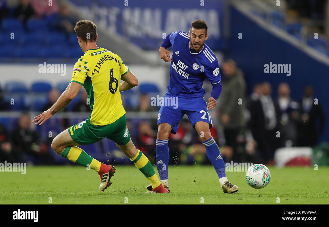 Cardiff City Victor Camarasa und Norwich City Christophe Zimmermann Kampf um den Ball während der carabao Cup, zweite Runde an der Cardiff City Stadium, Cardiff. Stockfoto