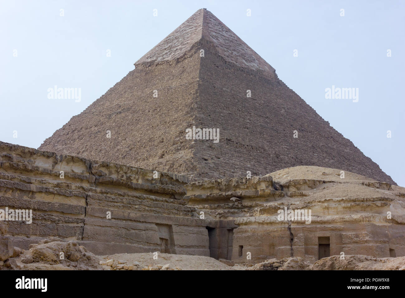 Die große Sphinx von Gizeh mit der Pyramide des Chephren, Pyramidenanlage Giza, Ägypten Stockfoto