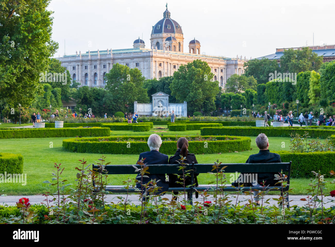 Leute sitzen auf einer Bank in der berühmten Volksgarten Park, Wien, Österreich Stockfoto