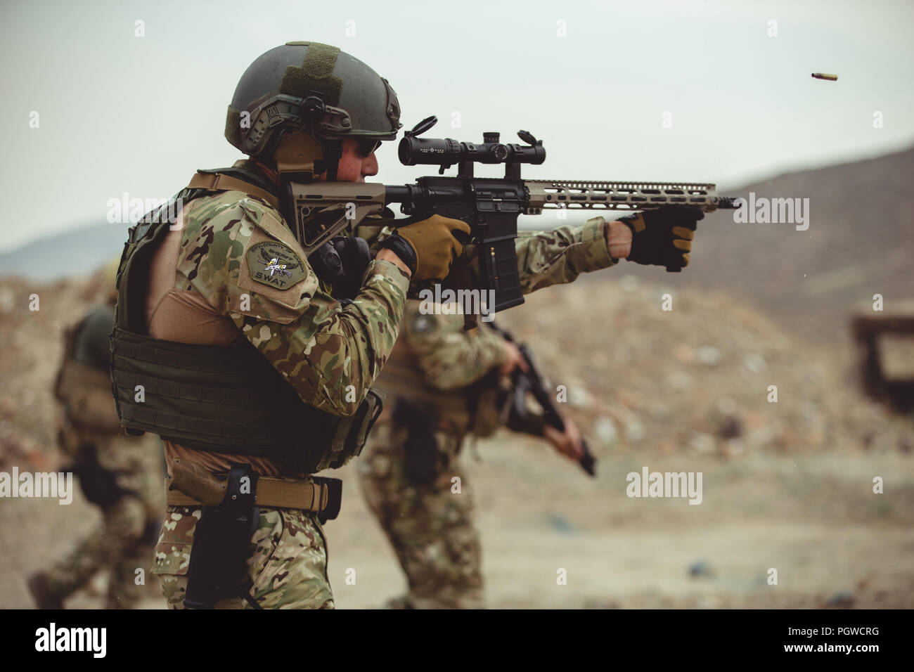 Ein Polizist mit dem Carson City spezielle Waffen und Taktiken (SWAT) Team feuert seine Waffe bei einem Manoever und löschübung an einem Training in Hawthorne, Nev, Aug 2, 2018. Zweck dieser Schulung war für Marine Corps Forces Special Operations Command Marines und Carson City SWAT Wissen und Taktiken auszutauschen, nicht nur die Marines Krieg kämpfen Letalität zu verbessern, aber auch für die SWAT-Team ihre Taktik für spezialisierte häusliche Vorfälle zu verbessern. (U.S. Marine Corps Foto von Lance Cpl. William Chockey) Stockfoto