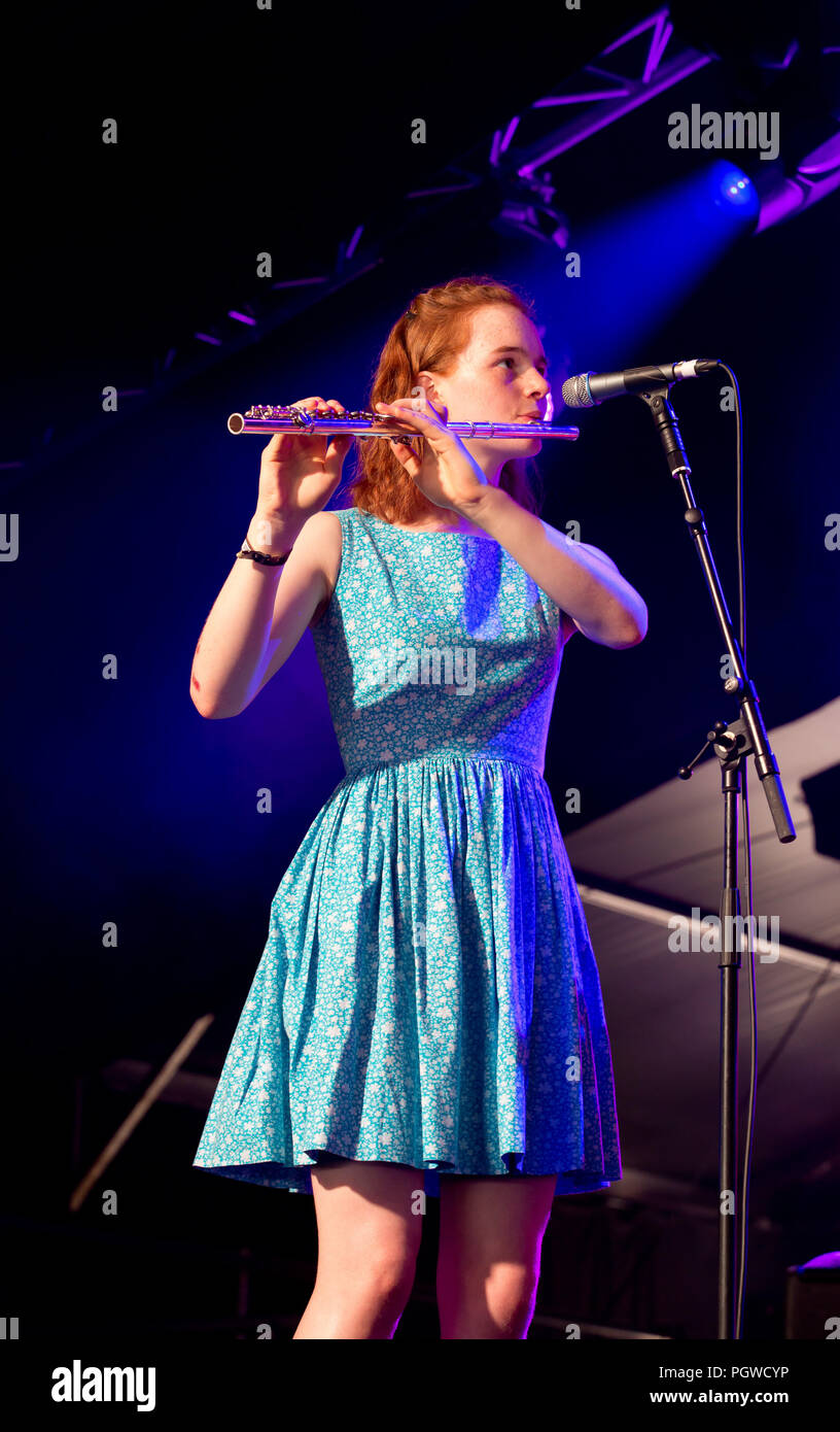 Cambridge UK 3.8.2018 das National Youth Folk Ensemble spielt am ersten Tag auf der Hauptbühne des Cambridge Folk Festivals Stockfoto