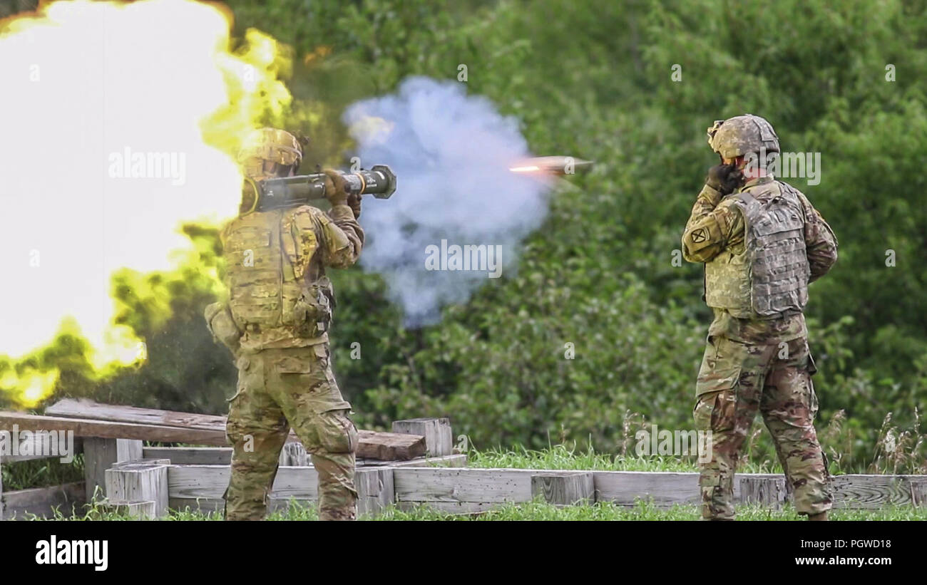 Ein Soldat von 4 Bataillon, 31 Infanterie Regiment, 2nd Brigade Combat Team Brände eine bei 4 an einen fiktiven Ziel, 12.08.22, 2018 in einem Fort Drum training Bereich. Stockfoto