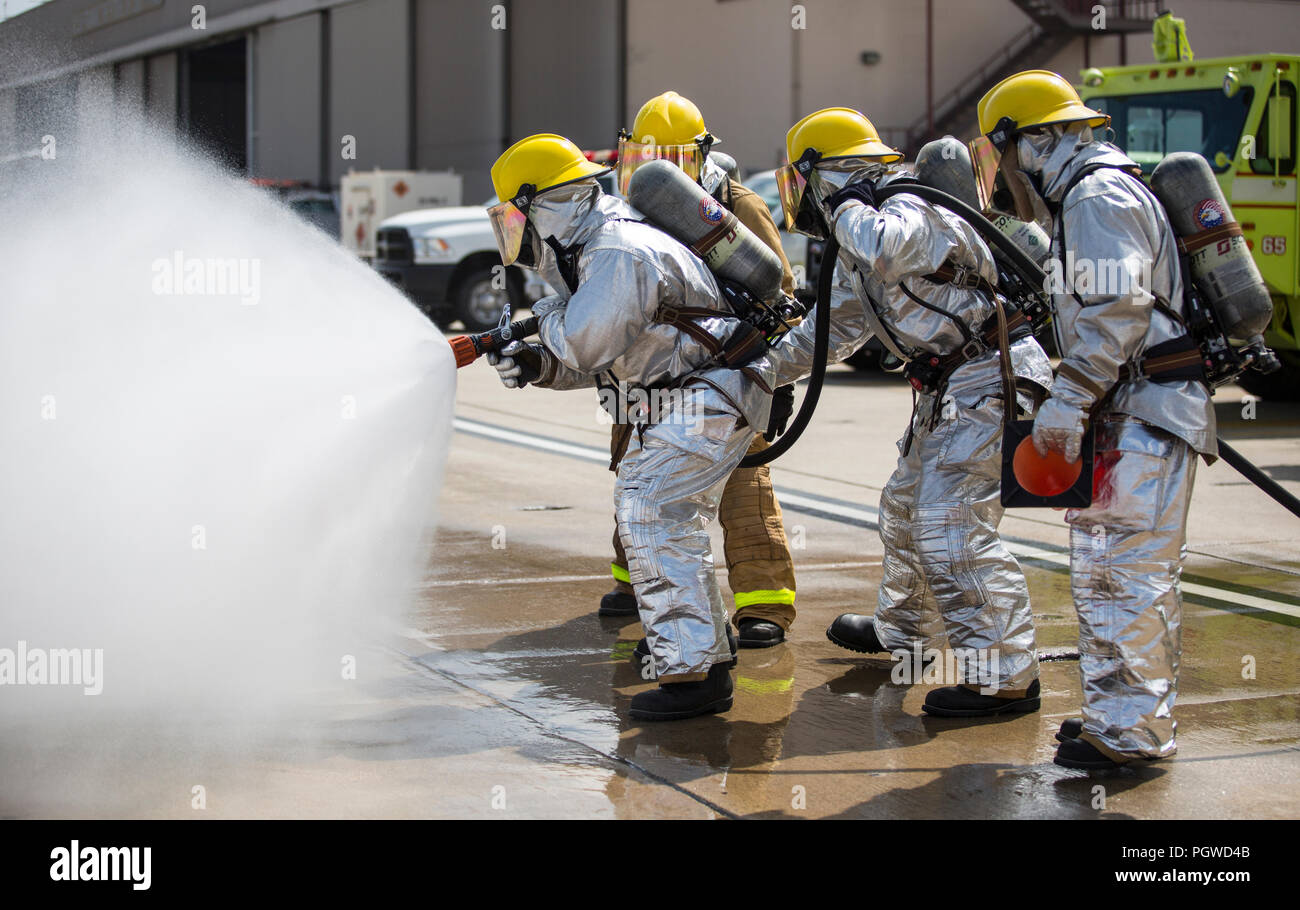 Us-Marines mit Flugzeugen Rettung und Brandbekämpfung (ARFF), Sitz und Hauptverwaltung Squadron, Marine Corps Air Station (WAB) Camp Pendleton, führen Sie eine Hand-Line Bohrer an WAB Camp Pendleton, Aug 27., 2018. Die Ausbildung simuliert einen fiktiven Flugzeugabsturz die hand Störungssucher ein Kraftstoff - Leckage Feuer um ARFF Marines Opfer zu erreichen, zu unterdrücken. (U.S. Marine Corps Foto von Cpl. Emmanuel Necoechea) Stockfoto