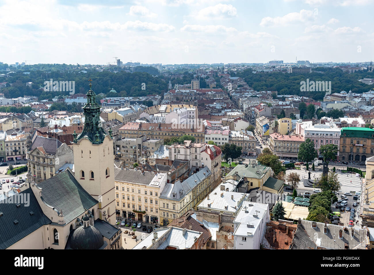 Lemberg, Ukraine - 23. August 2018: Sehenswürdigkeiten im Zentrum von Lwiw - alte Stadt im westlichen Teil der Ukraine. Blick vom Rathausturm. Stockfoto