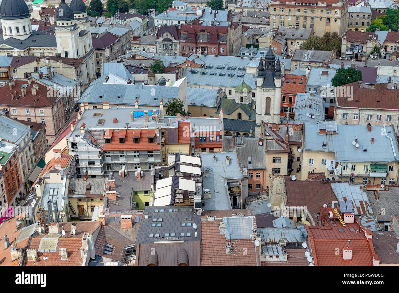 Lemberg, Ukraine - 23. August 2018: Sehenswürdigkeiten im Zentrum von Lwiw - alte Stadt im westlichen Teil der Ukraine. Blick vom Rathausturm. Stockfoto