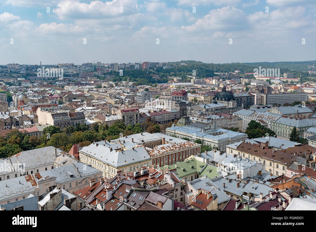 Lemberg, Ukraine - 23. August 2018: Sehenswürdigkeiten im Zentrum von Lwiw - alte Stadt im westlichen Teil der Ukraine. Blick vom Rathausturm. Stockfoto