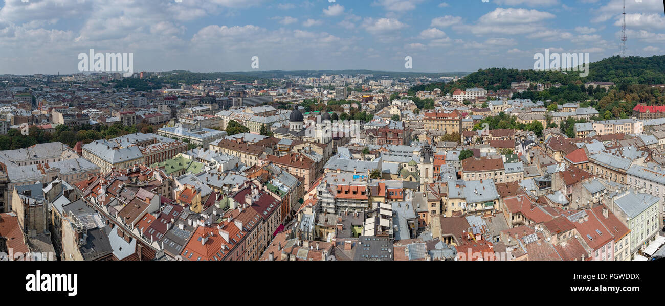 Lemberg, Ukraine - 23. August 2018: Sehenswürdigkeiten im Zentrum von Lwiw - alte Stadt im westlichen Teil der Ukraine. Blick vom Rathausturm. Stockfoto