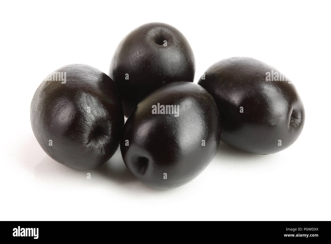 Ganze schwarze Oliven auf weißem Hintergrund Makro isoliert Stockfoto