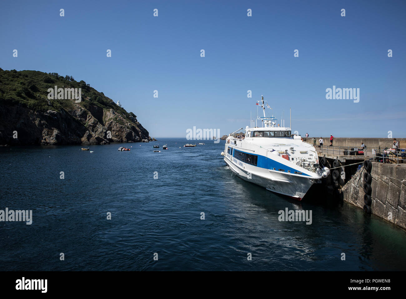 Jersey Fähre Andocken an Creux Harbour, Sark Insel, in der Nähe von Guernsey,  und ein Teil der Channel Islands. Tägliche Sark, Guernsey, Jersey Fähre. la  Stockfotografie - Alamy