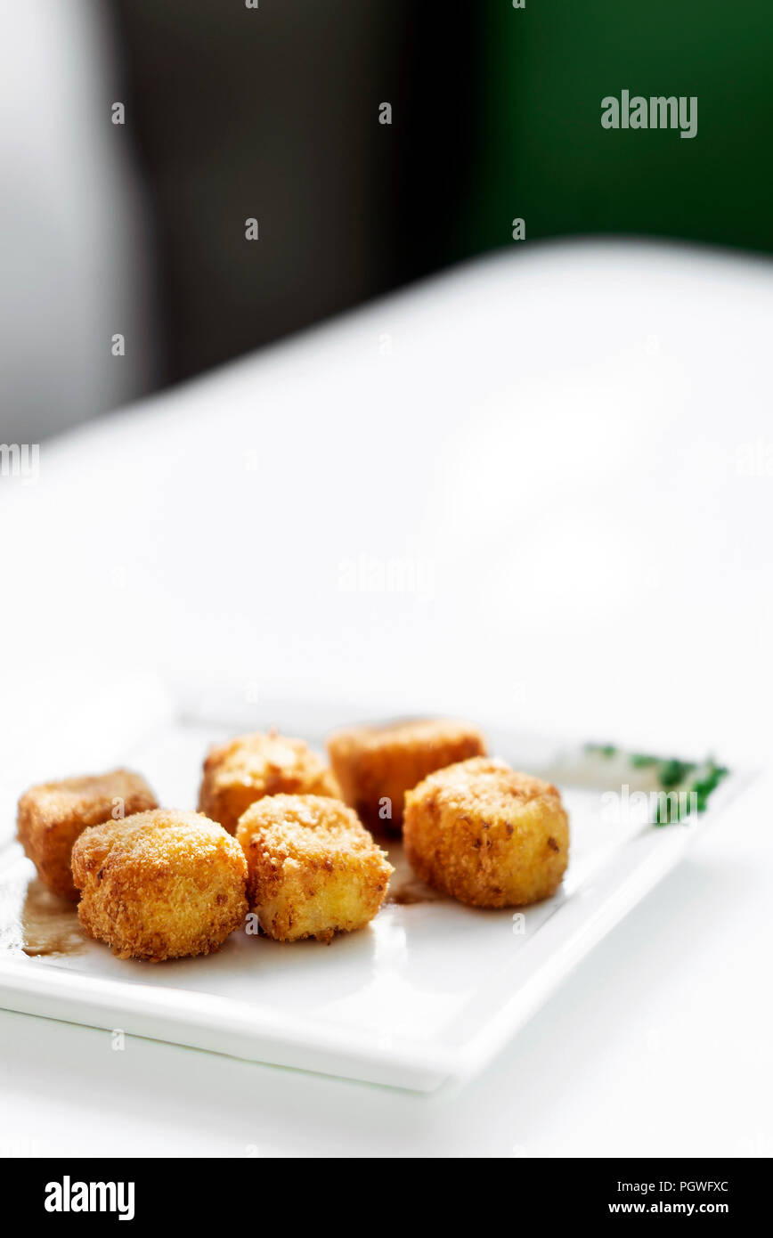 Frittierten Kartoffelbrei square Kroketten einfache vegetarische Beilage auf weiße Platte Stockfoto