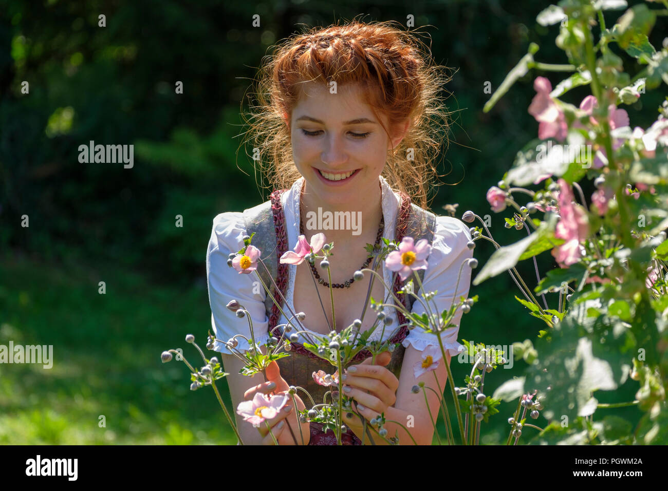 Mädchen mit geflochtenem Frisur und Dirndl, Oberbayern, Bayern, Deutschland Stockfoto