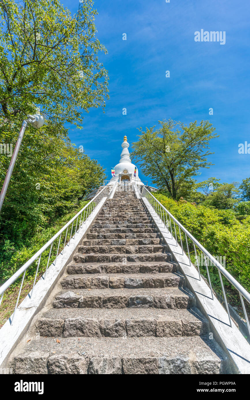 Der buddhistische Tempel von Kanazawa Bussyaritou 仏舎利塔. Der indische Stupa, der von Premierminister Sri Pandit Jawaharlal Nehru gespendet wurde und eine goldene Statue des Buddha enthält Stockfoto