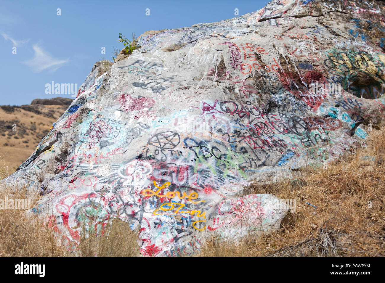 Graffiti auf einem Felsblock (Graffiti in der Natur) - Kalifornien USA Stockfoto