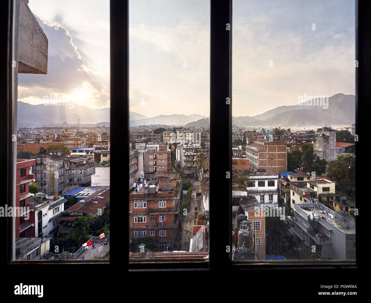 Herrliche Aussicht auf Kathmandu, die Hauptstadt von Nepal aus dem Fenster der Pension bei Sonnenuntergang Stockfoto