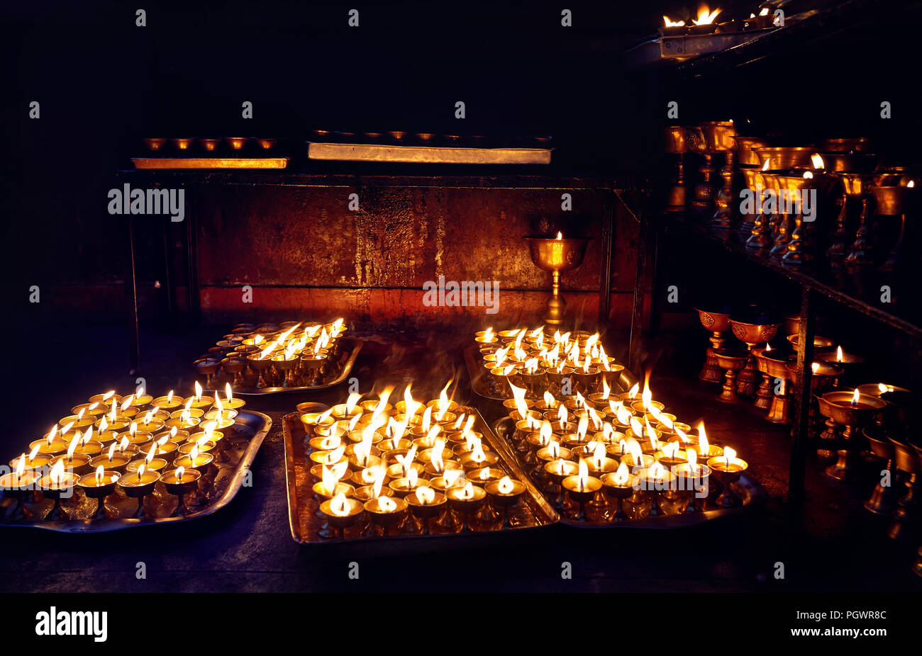 Buddhistische Lampe für Frieden in Bodnath Tempel in Kathmandu, die Hauptstadt von Nepal Stockfoto