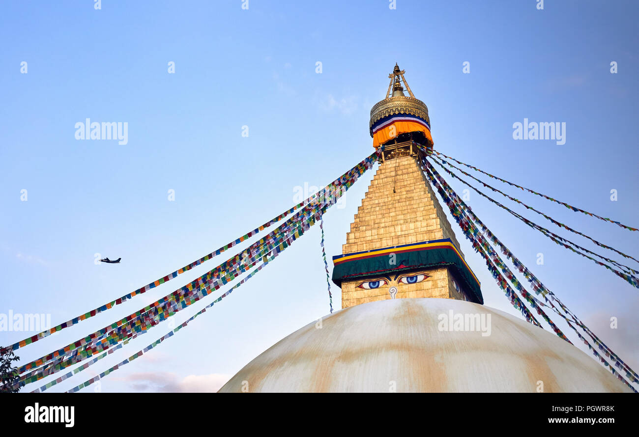 Bodnath buddhistische Stupa mit Gebetsfahnen und Flugzeug in Kathmandu Stockfoto