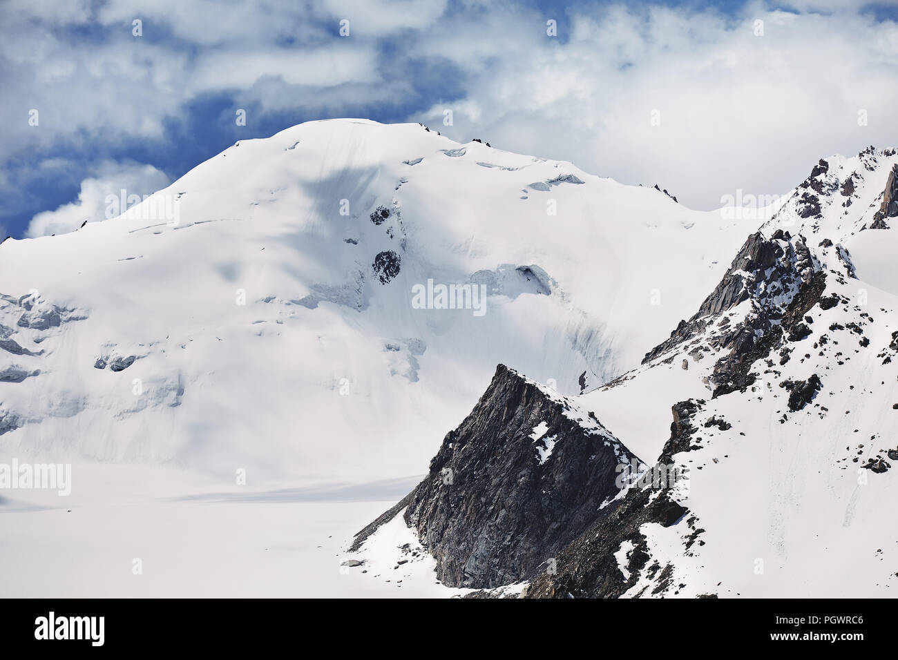 Snow Summit Molodejniy (4.147 m) im Hochgebirge von Zaili Alatay in Almaty, Kasachstan Stockfoto