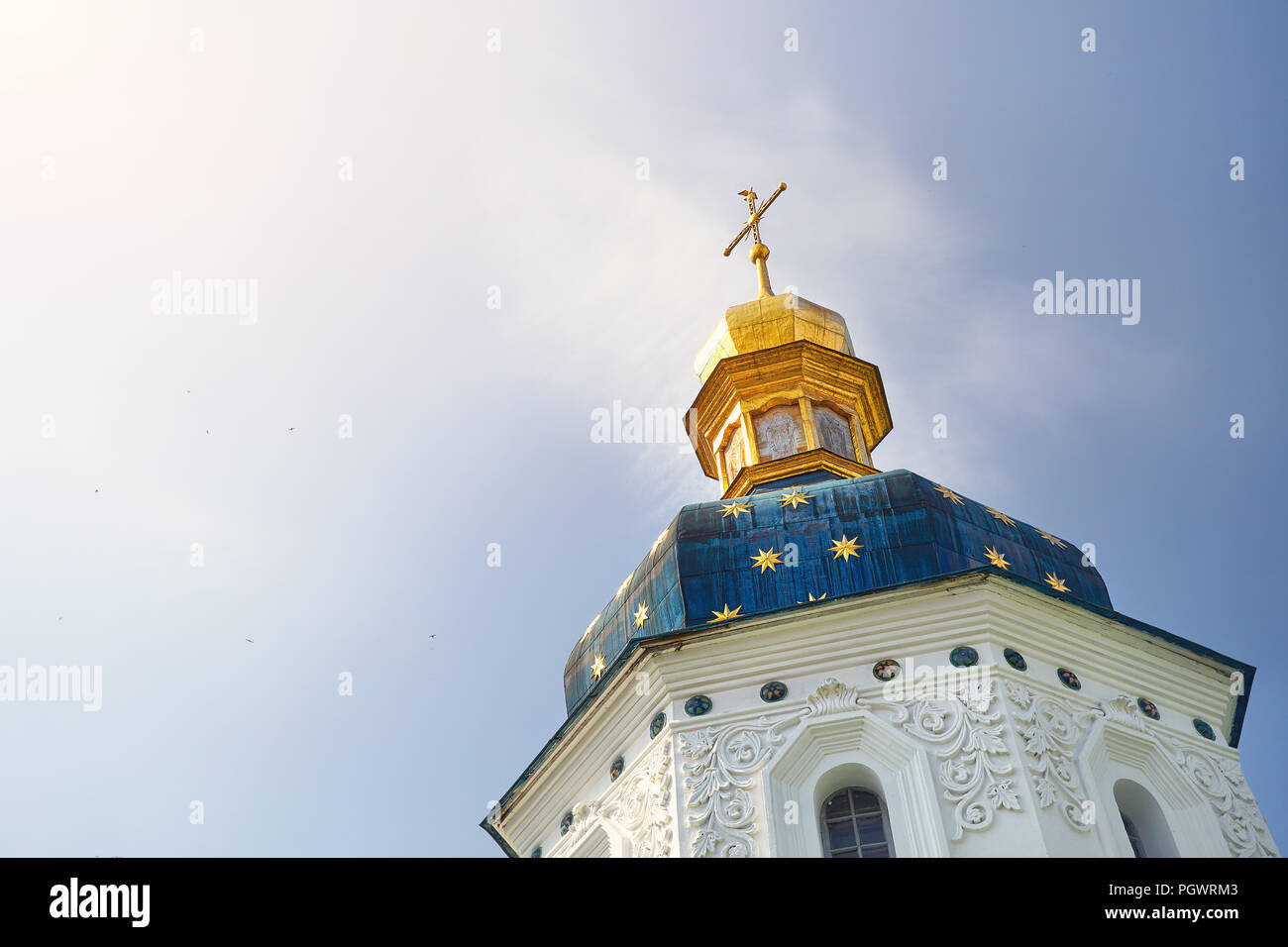 Blue Dome mit Stars und goldenes Kreuz von Kiew Pechersk Lavra. Alte historische Architektur in Kiew, Ukraine Stockfoto