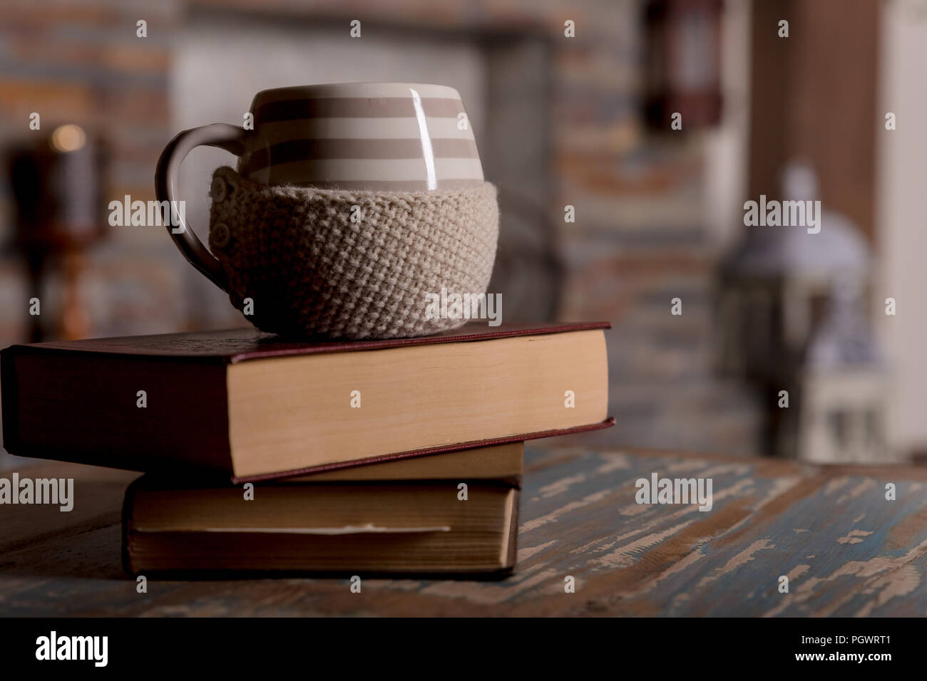 Tasse heißen Kaffee oder Tee, Kakao, Schokolade Schal und Bücher auf Holztisch, getönten Foto. Herbst Konzept Stapel von Büchern, Tasse Kaffee und warmen Schal. süße Momente der Entspannung mit Büchern und einem heissen Getränken. Stockfoto