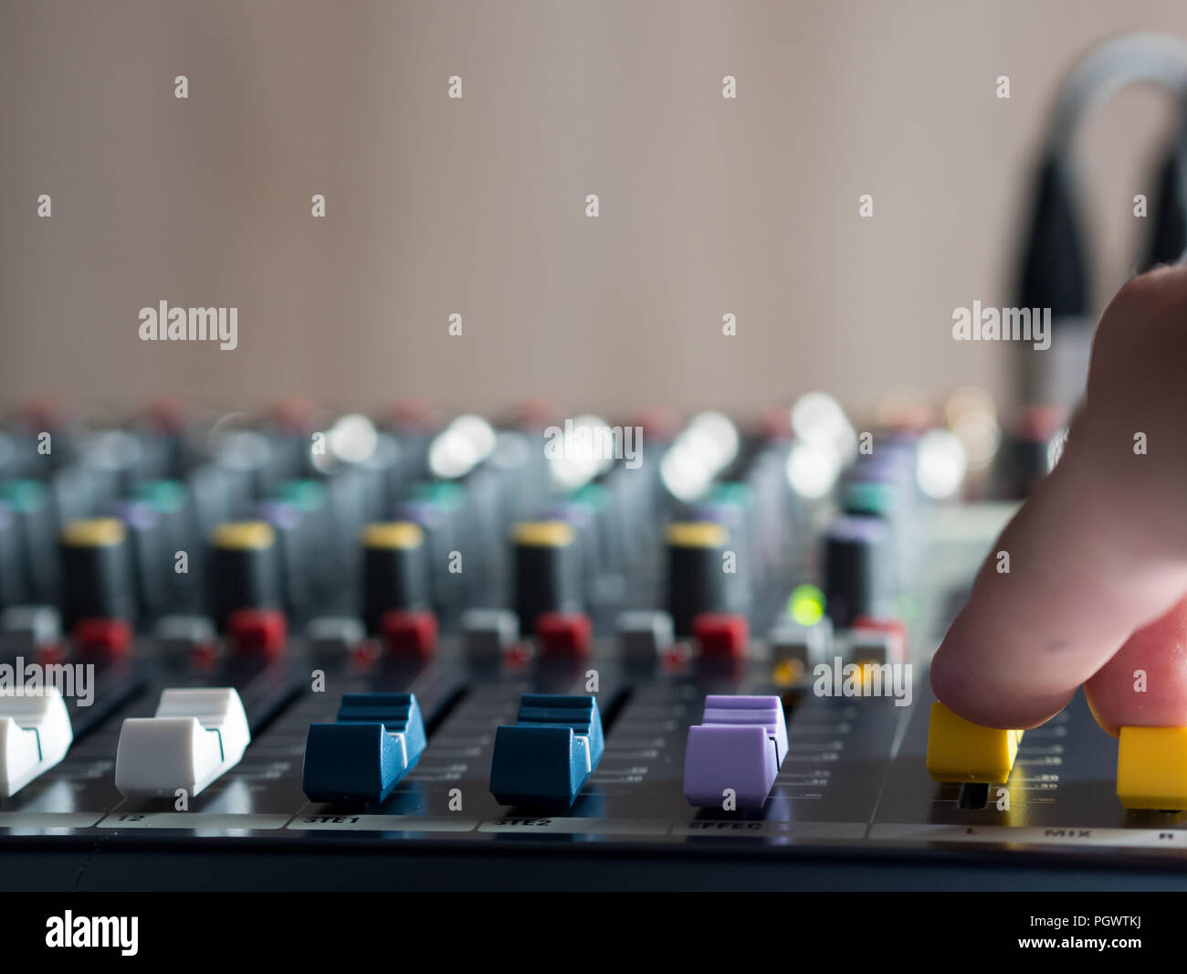 Einstellung Fade Schieberegler auf Audio Mixer im Studio Stockfoto