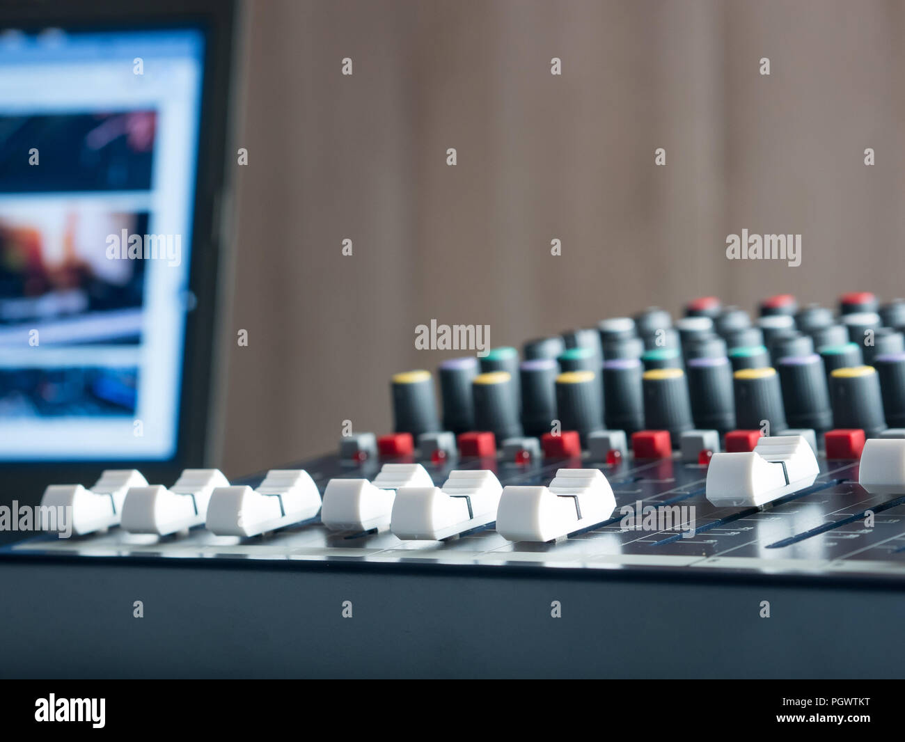 Audio Mixer console und Bildschirm Hintergrund im Music Studio Stockfoto