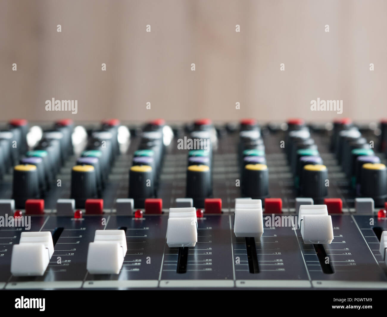 Audio Mixer Instrument im Music Studio close up Stockfoto