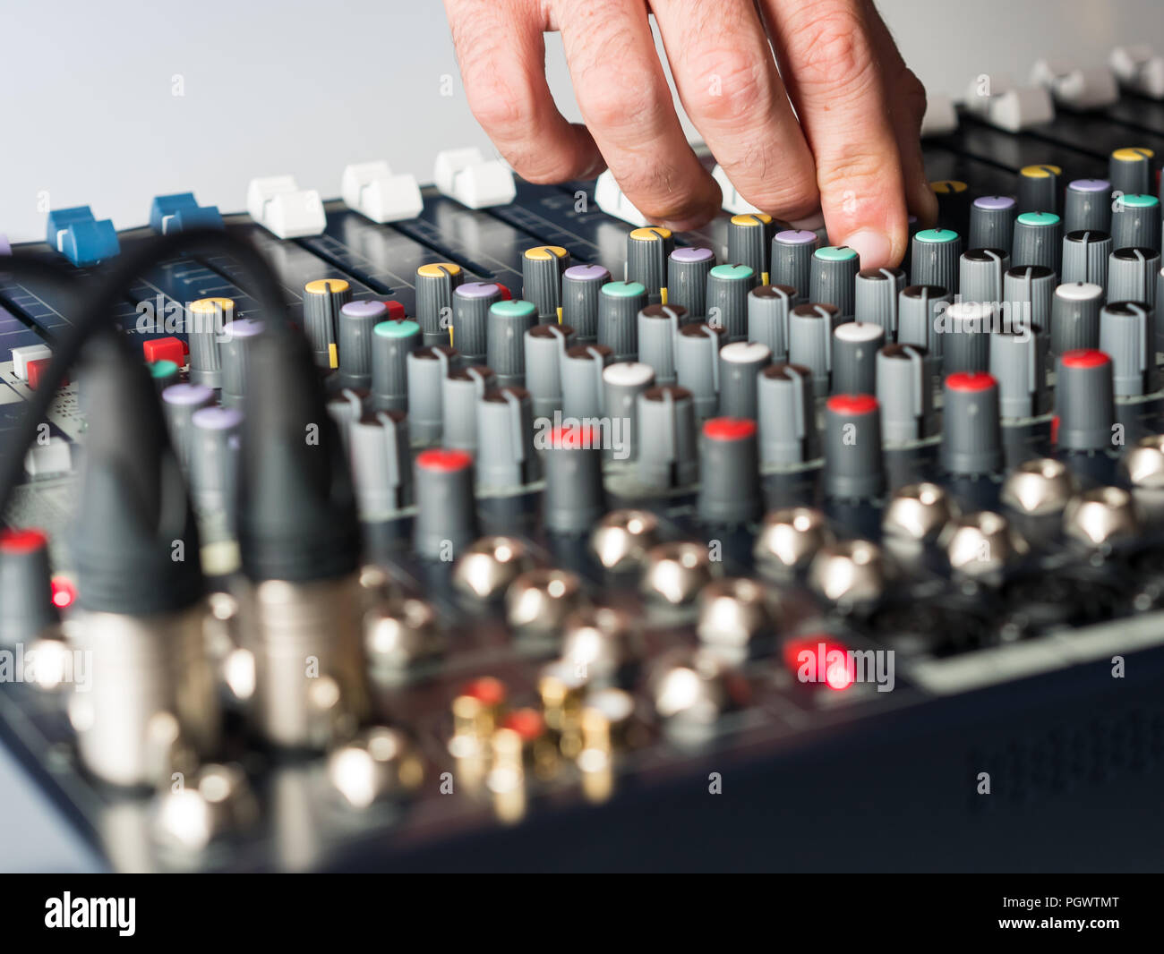 Dj einstellen Tasten auf Audio Mixer im Studio in der Nähe von Stockfoto