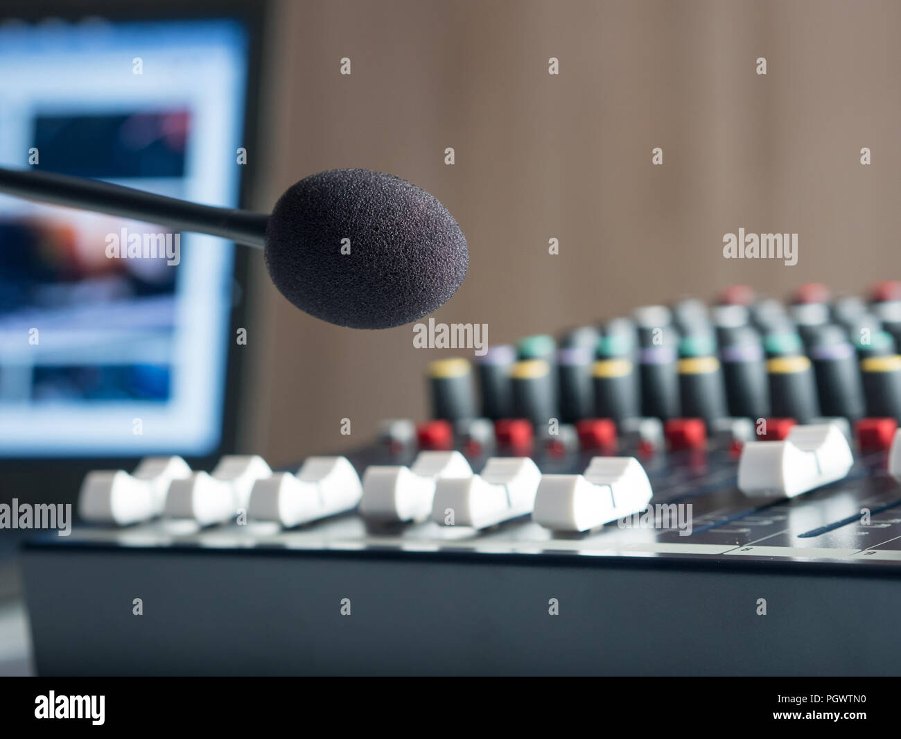 Leere Arbeitsplatz auf Sender mit Mikrofon und Musik Equipment Stockfoto
