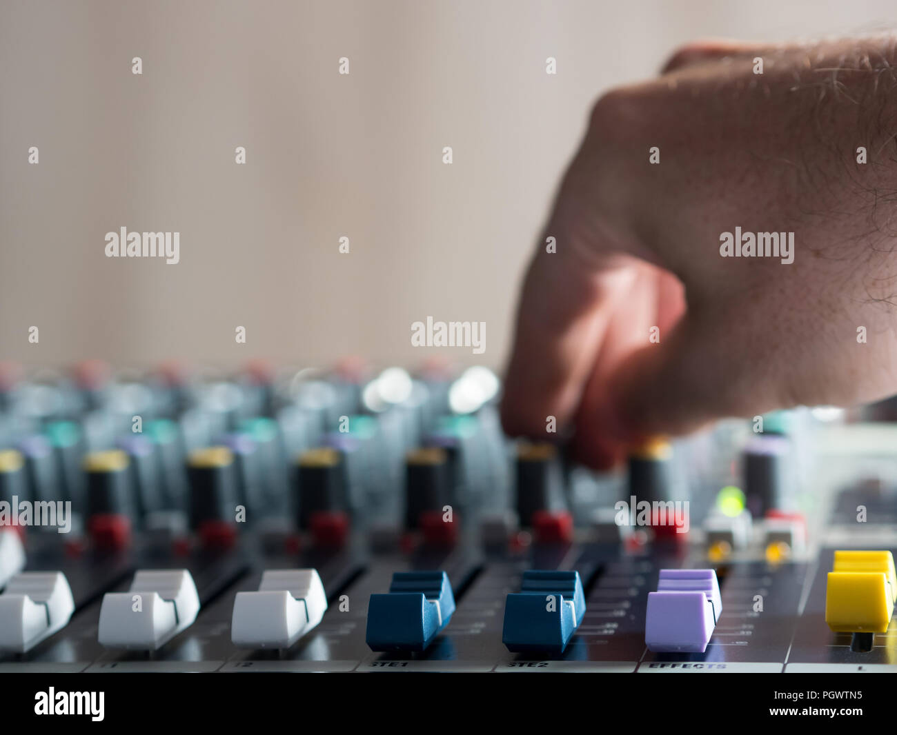 Mann einstellen Tasten auf Audio Mixer im Studio Stockfoto