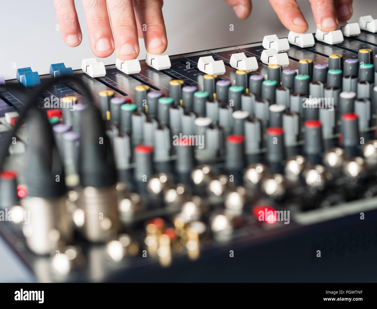 Mann bei der Arbeit auf Audio Mixer im Music Studio Stockfoto