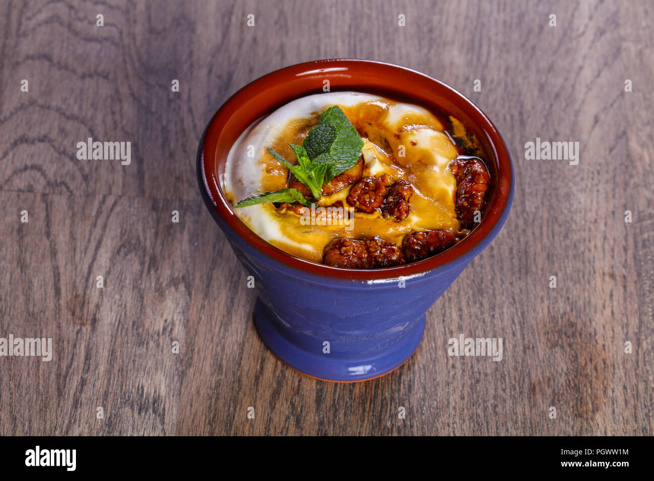Eis mit Walnuss serviert mint Stockfoto