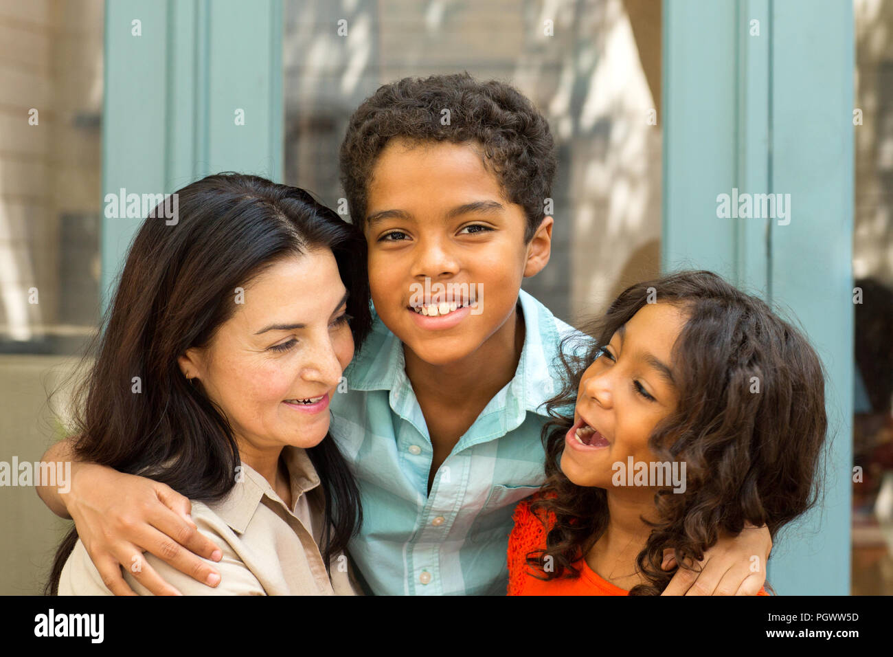 Happy Hispnaic Mutter lachen und reden mit ihren Kindern. Stockfoto