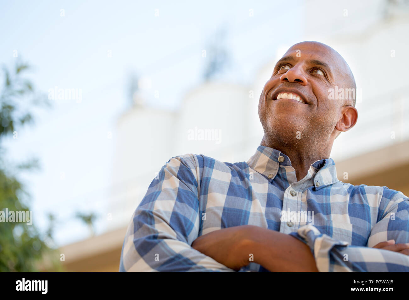 Gerne reife afrikanische amerikanische Mann lächelnd. Stockfoto