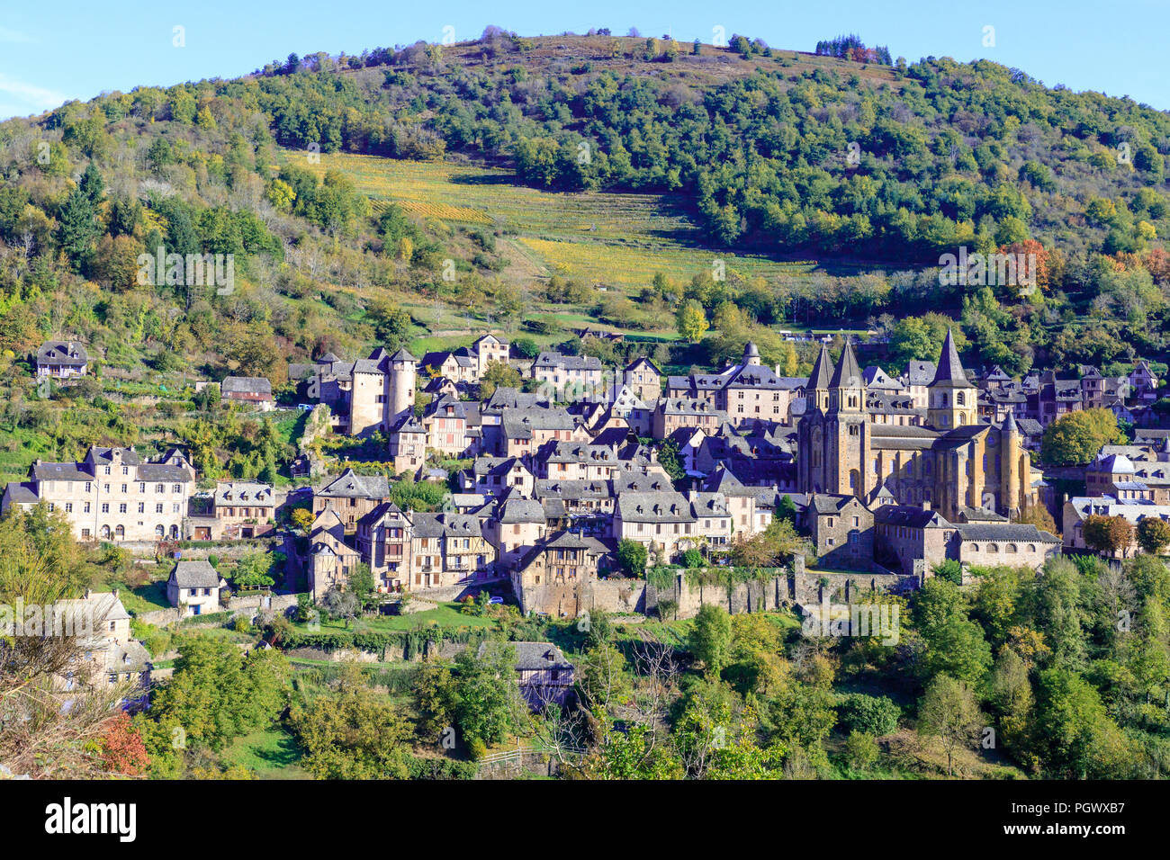 Frankreich, Aveyron, Conques, "Les Plus beaux villages de France (Schönste Dörfer Frankreichs), fahren Sie auf der El Camino de Santiago, allgemeine v Stoppen Stockfoto