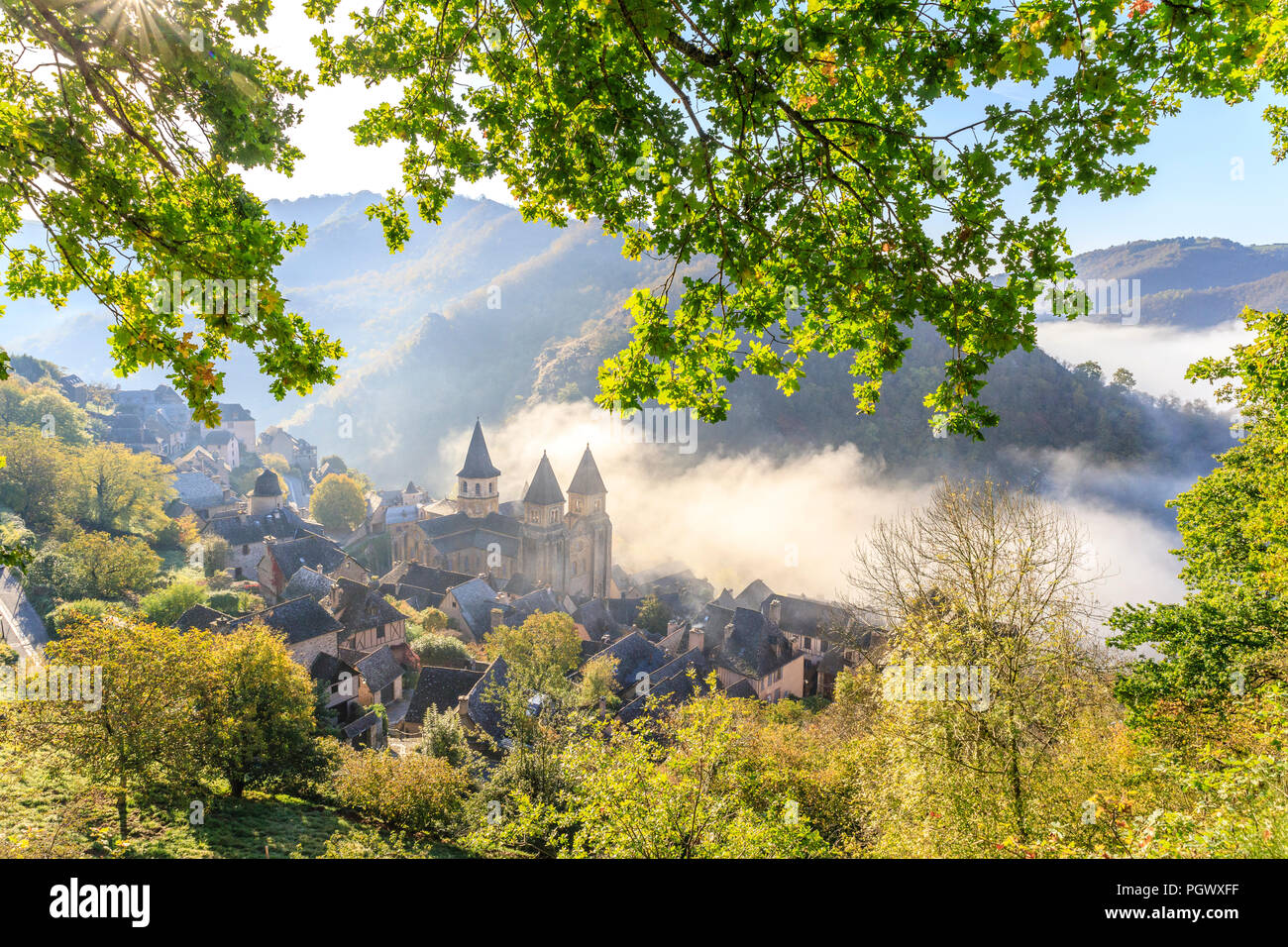 Frankreich, Aveyron, Conques, "Les Plus beaux villages de France (Schönste Dörfer Frankreichs), fahren Sie auf der El Camino de Santiago, // Frankreich stoppen Stockfoto