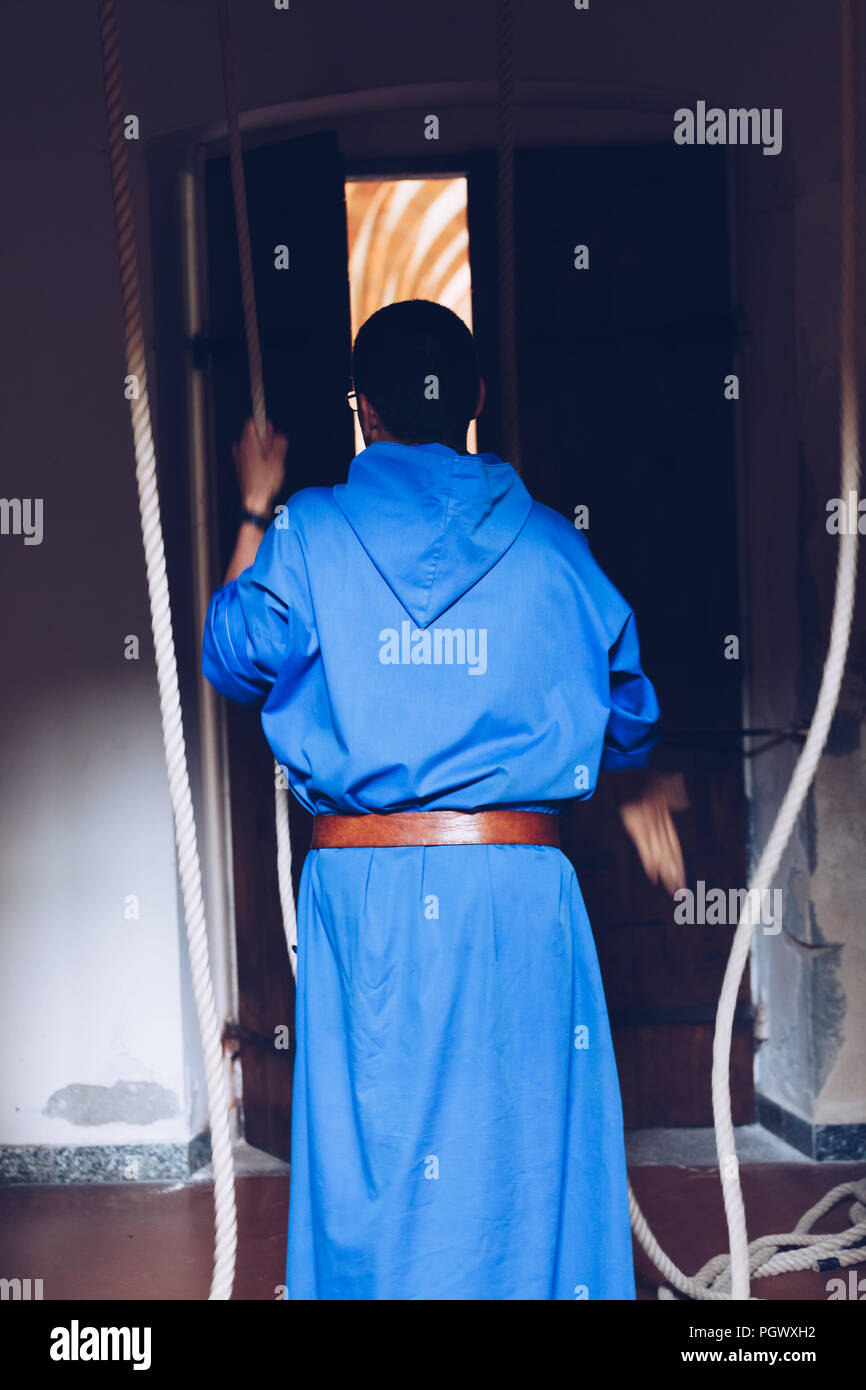 Junge Mönch christlichen Mönch Zugseil in einer Kirche Bell-Ringers Seil-religiösen Zeremoniell. Stockfoto