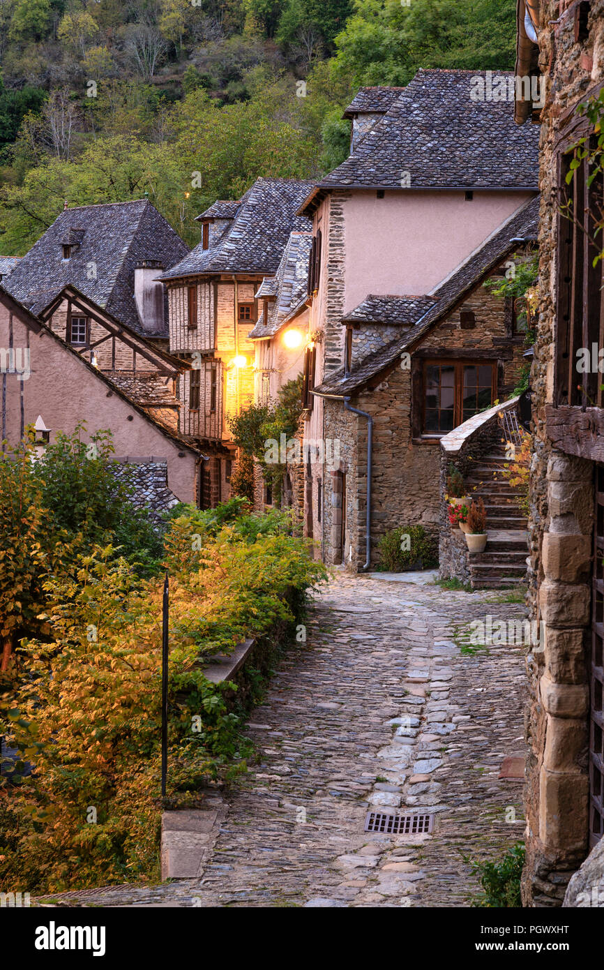 Frankreich, Aveyron, Conques, "Les Plus beaux villages de France (Schönste Dörfer Frankreichs), fahren Sie auf der El Camino de Santiago, Gasse stoppen Stockfoto