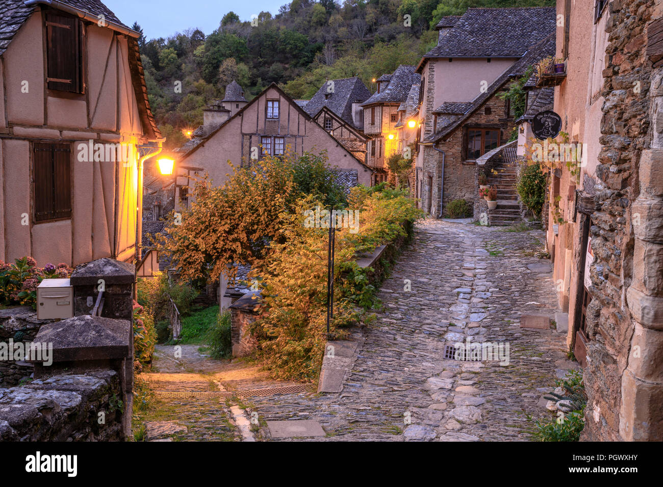 Frankreich, Aveyron, Conques, "Les Plus beaux villages de France (Schönste Dörfer Frankreichs), fahren Sie auf der El Camino de Santiago, Gasse stoppen Stockfoto