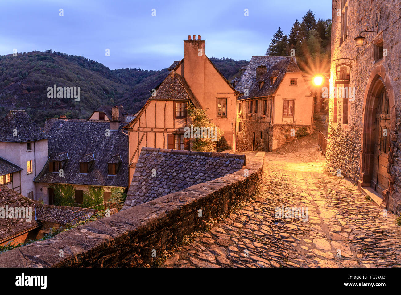 Frankreich, Aveyron, Conques, "Les Plus beaux villages de France (Schönste Dörfer Frankreichs), fahren Sie auf der El Camino de Santiago, Gasse stoppen Stockfoto
