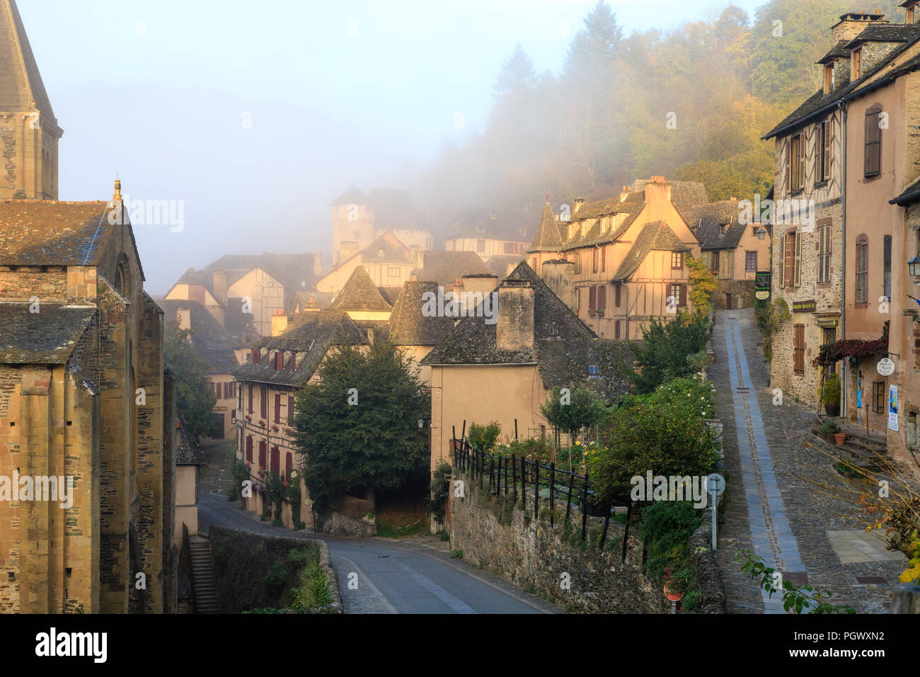 Frankreich, Aveyron, Conques, "Les Plus beaux villages de France (Schönste Dörfer Frankreichs), fahren Sie auf der El Camino de Santiago, Main stre stoppen Stockfoto